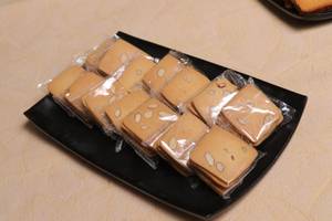 Paper Cookies 500 Gms Plastic Box