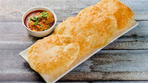 5 poori with egg curry 1 eggs