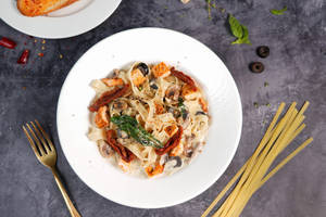 Cheesy Fettuccine Chicken & Mushroom Pasta