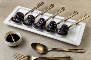 Charcoal Black & White Dimsum [ 5 Pieces ]