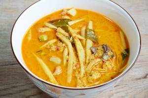 Bamboo shoot and mushroom smoky chicken