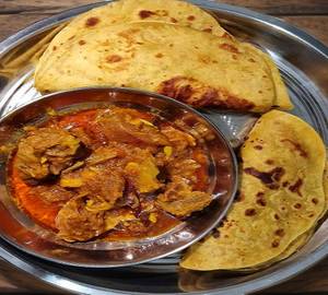 4 Pcs Chicken Gravy With 2 Tawa Roti