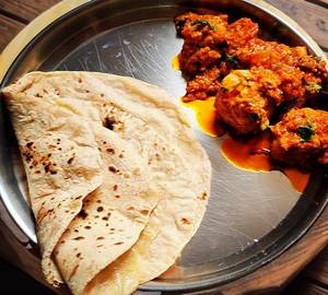 4 Pcs Chicken Gravy With 4 Tawa Roti
