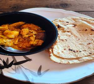Chicken chukka gravy with 2 chapati