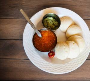 6 Idli With Sambhar And Coconut Chutney