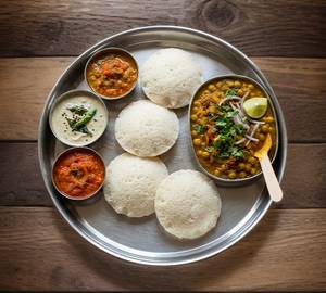 Idli(4 Pcs) With Ghuguni