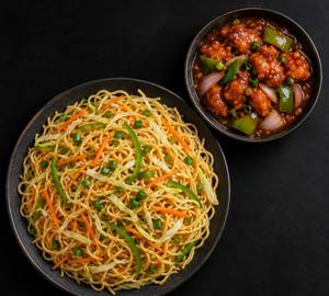 Hakka noodles with chilli chicken