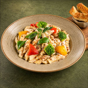 Creamy Alfredo Penne Pasta
