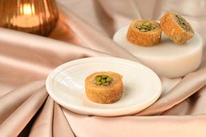 Pista Kunafa Roll