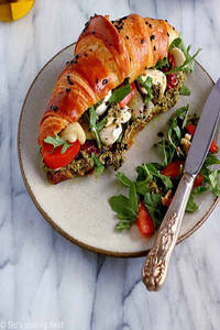 Tomato & Pesto Croissant Sandwich