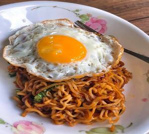 Chilli Garlic Maggi With Half Fried Egg