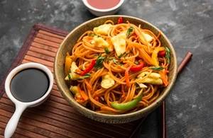 Half Egg Hakka Chowmein