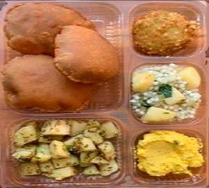 Vrat Thali (4 Puri, Aloo Sabji, Sabudana Khichdi, Dahi, Chips Or Fruit)