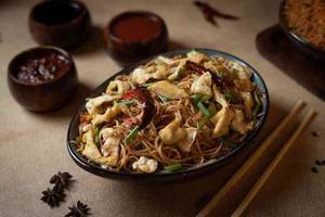Egg Chicken Chilli Garlic Hakka Noodles