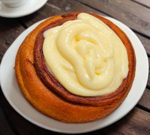 Cinnamon Roll With Cream Cheese Frosting (1)