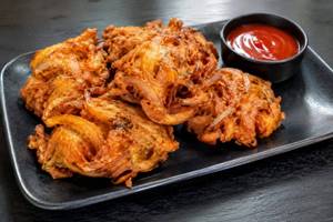 Piyaji pakoda with green chutney