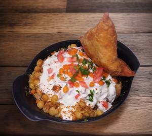 Dahi samosa chat