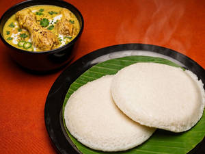 Thatte Idli (2) + Alleppey Chicken Gravy