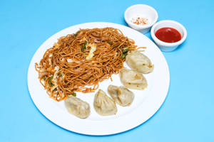 Veg Noodle 300 Ml + Paneer Momo 5 Unit