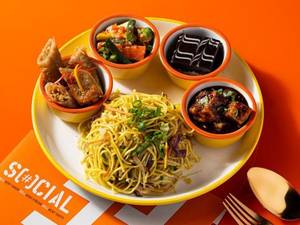 Paneer In Black Pepper Sauce With Hakka Noodles Mealbox