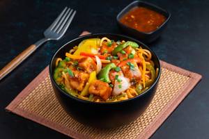 Chilli Paneer with Garlic Hakka Noodles Bowl