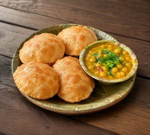 Puri (4Pcs) With Ghuguni