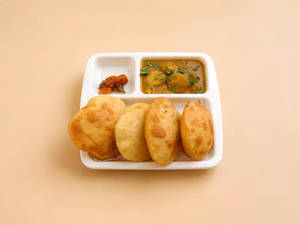 Radha Ballavi with Sabzi [4 pieces]