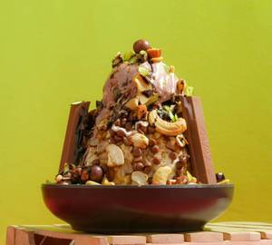 Cadbury Kitkat Gola With Ice Cream