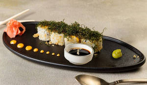 Crunchy Veg Maki Roll With Dehydrated Spinach [4 Pieces]