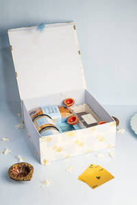 PEONY HAMPER : MEDIUM