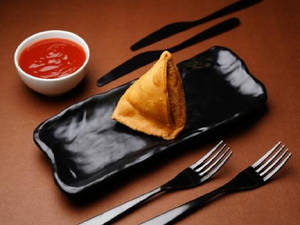 Crispy Aloo Veg Samosa