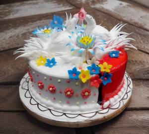 Butter Scotch Fancy Cake 1 kg (Design changes on daily basis)