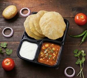 4 Wheat Poori With Chole Masala And Curd
