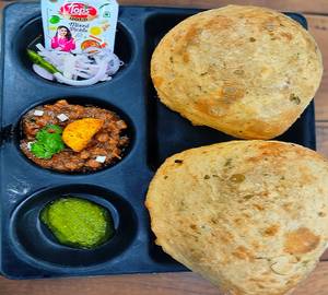 Special Paneer Waale Chholey Bhature ( 2 pcs)