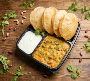 4 Wheat Poori With Rajma Masala And Curd
