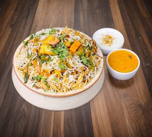 Soya Chaap Biryani With Salan, Raita, Salad & Chutney