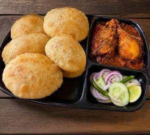 Luchi With Chicken Kosha
