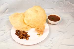 Bhature (1 Plate) with Meetha Samosa (1 Piece)