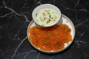 Jalebi (250 g) with Rabri (100 g)
