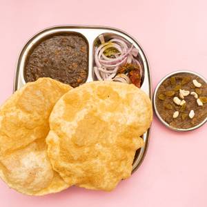 Chole Bhature (2 Bhature) With Halwa (100 Grams)