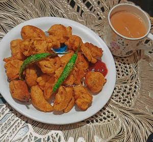 1 Cup Tee+1Plate Onion Pakoda