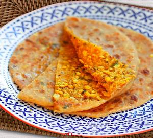 Gobhi pyaaj paratha with butter