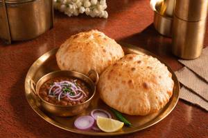 Chole Bhature (channa Batura)
