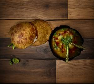 Bedmi Poori With Mathura Style Aloo