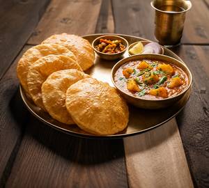 Aloo Sabji With Poori [ 6 Pieces]