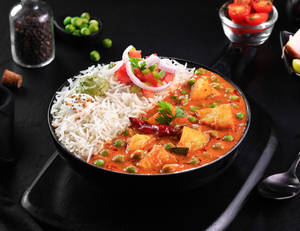 Aloo Matar Tariwale Steamed Rice Bowl.