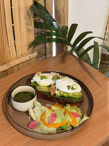 Pesto Avocado With Poached Eggs