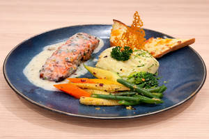Grilled Norwein Salmon With Lemon Butter Sauce