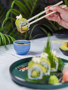 Veg Avacado Overload Sushi Roll (4 Pcs)
