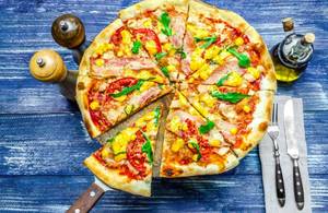 Tomato and corn Pizza                